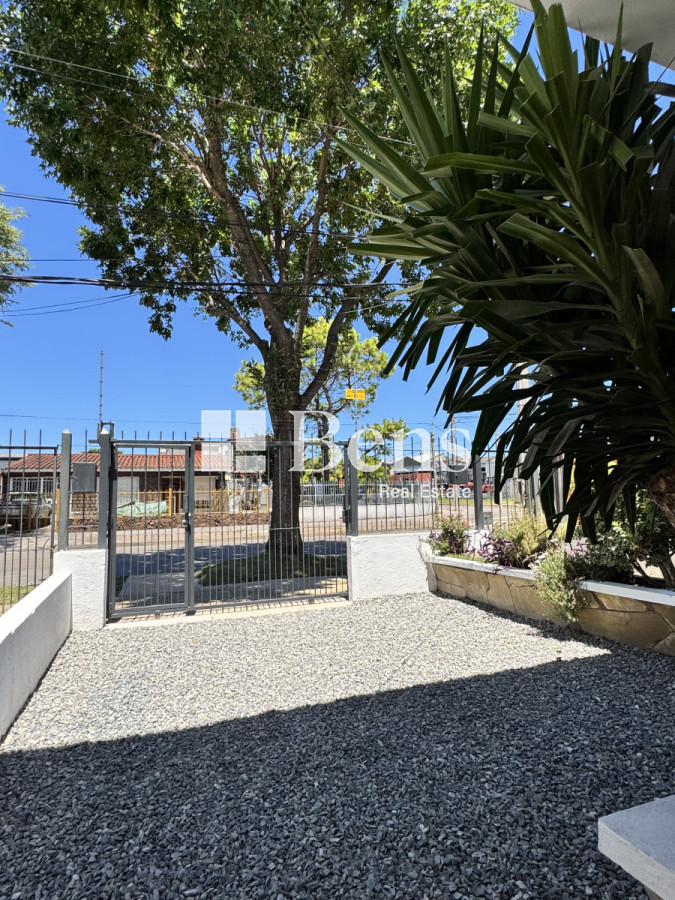 Casa ID.499 - ALQUILER - CASA A ESTRENAR - AL FRENTE CON JARDÍN Y PATIO - COCHERA PARA DOS AUTOS