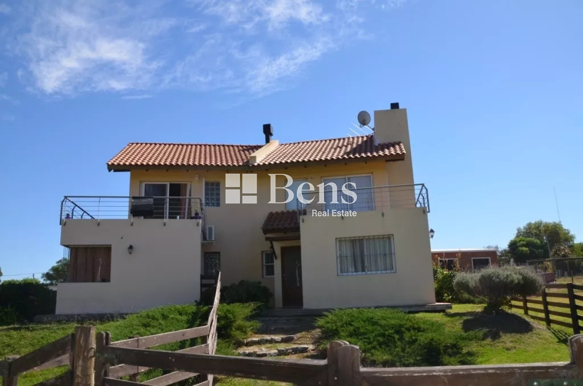 Casa ID.493 - VENTA - CASA AMPLIOS DORMITORIOS - BALCÓN - PARQUE Y BARBACOA -REAL DE SAN CARLOS - COLONIA DEL SACRAMENTO