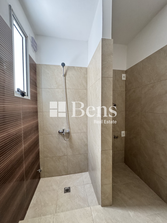 Casa ID.499 - ALQUILER - CASA A ESTRENAR - AL FRENTE CON JARDÍN Y PATIO - COCHERA PARA DOS AUTOS