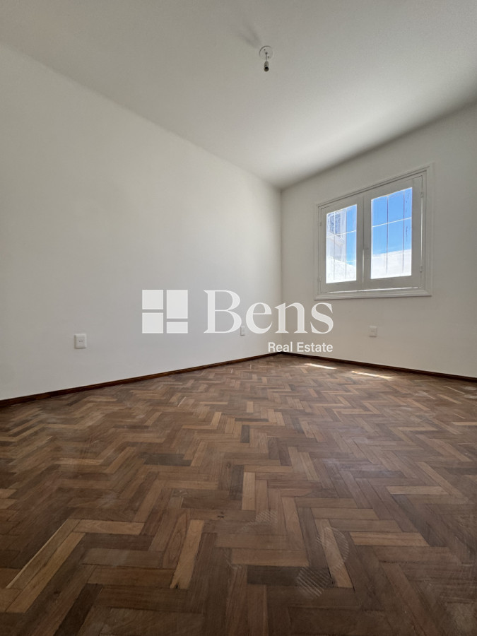 Casa ID.499 - ALQUILER - CASA A ESTRENAR - AL FRENTE CON JARDÍN Y PATIO - COCHERA PARA DOS AUTOS