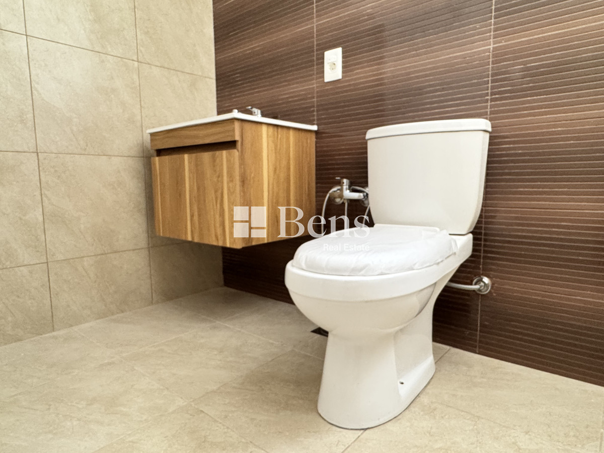 Casa ID.499 - ALQUILER - CASA A ESTRENAR - AL FRENTE CON JARDÍN Y PATIO - COCHERA PARA DOS AUTOS