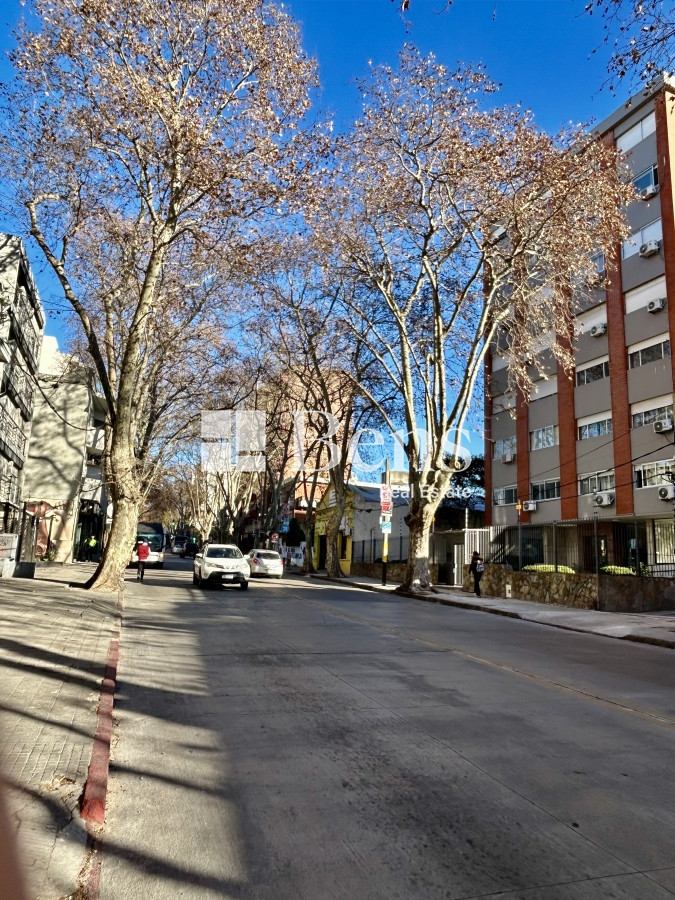 Casa ID.498 - VENTA – CASA DOS AMPLIOS DORMITORIOS – PATIO Y AZOTEA - POCITOS