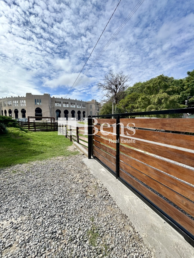 Casa ID.494 - VENTA – CASA AMPLIOS DORMITORIOS – BALCÓN - PARQUE Y BARBACOA -REAL DE SAN CARLOS - COLONIA DEL SACRAMENTO