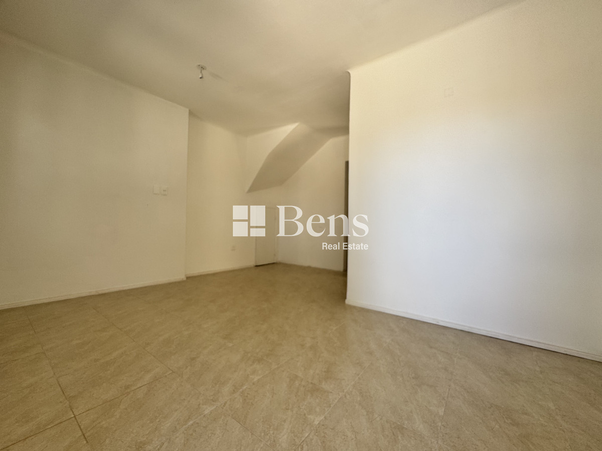 Casa ID.499 - ALQUILER - CASA A ESTRENAR - AL FRENTE CON JARDÍN Y PATIO - COCHERA PARA DOS AUTOS