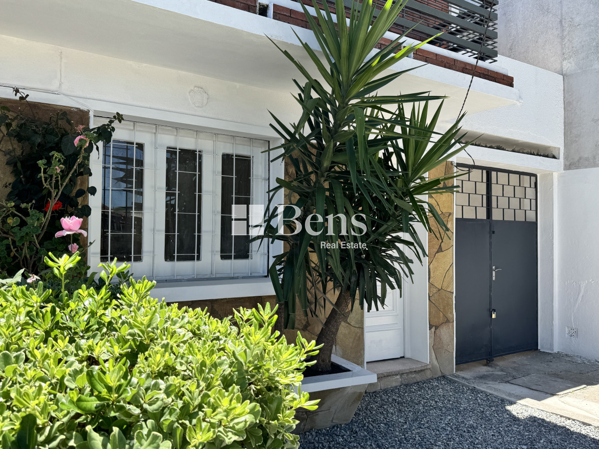 Casa ID.499 - ALQUILER - CASA A ESTRENAR - AL FRENTE CON JARDÍN Y PATIO - COCHERA PARA DOS AUTOS