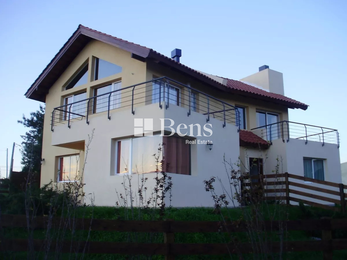 Casa ID.493 - VENTA - CASA AMPLIOS DORMITORIOS - BALCÓN - PARQUE Y BARBACOA -REAL DE SAN CARLOS - COLONIA DEL SACRAMENTO