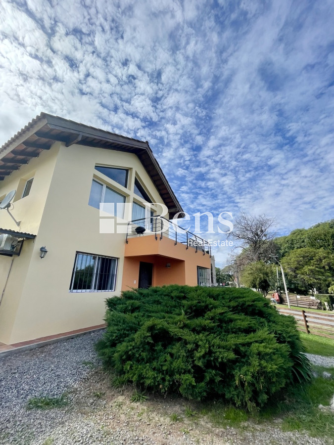 Casa ID.493 - VENTA - CASA AMPLIOS DORMITORIOS - BALCÓN - PARQUE Y BARBACOA -REAL DE SAN CARLOS - COLONIA DEL SACRAMENTO
