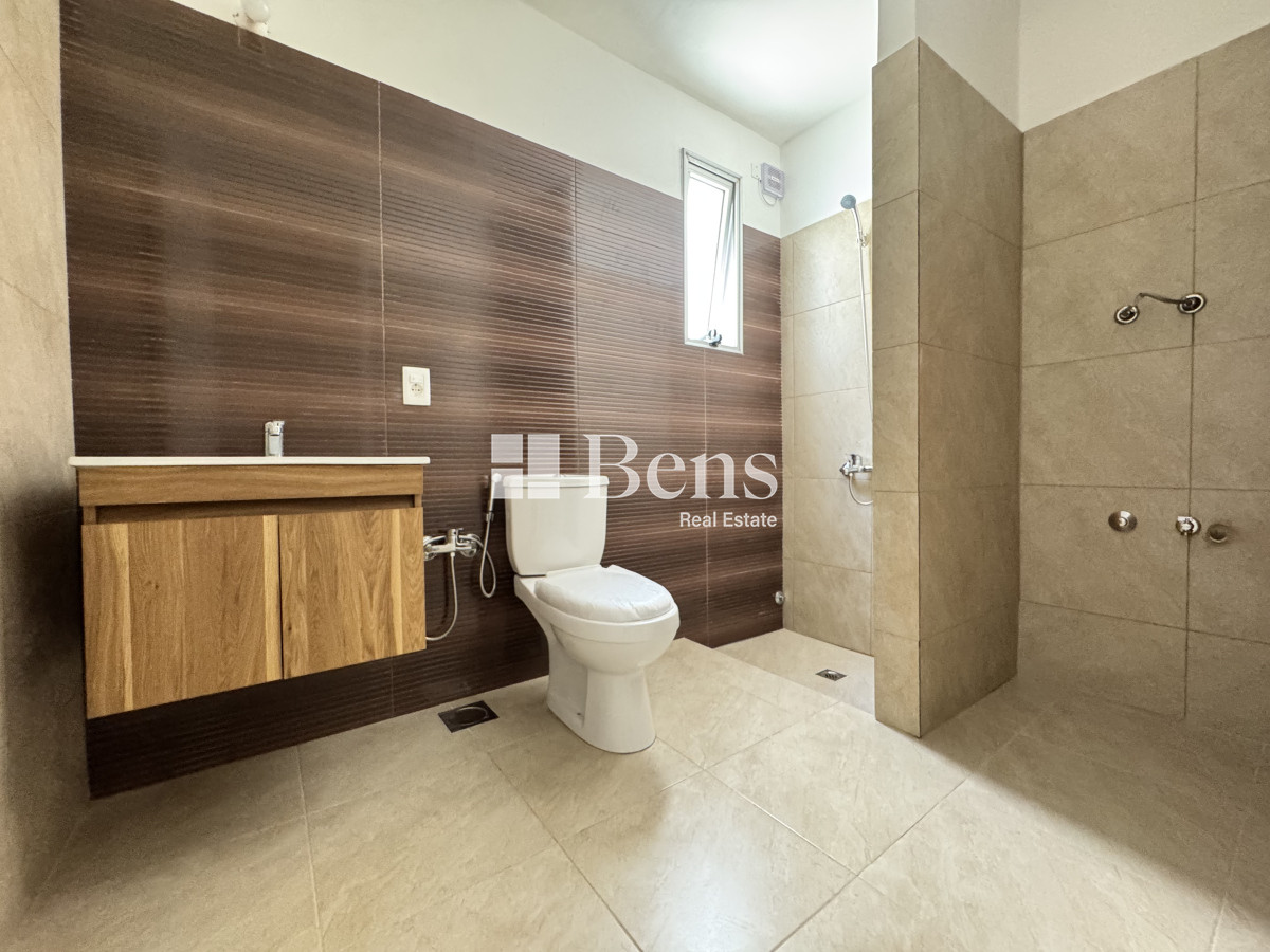 Casa ID.499 - ALQUILER - CASA A ESTRENAR - AL FRENTE CON JARDÍN Y PATIO - COCHERA PARA DOS AUTOS