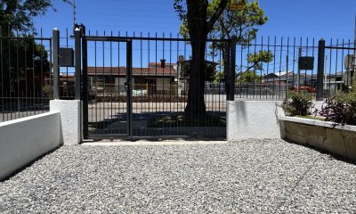 VENTA - CASA A ESTRENAR - AL FRENTE CON JARDÍN Y PATIO - COCHERA PARA DOS AUTOS