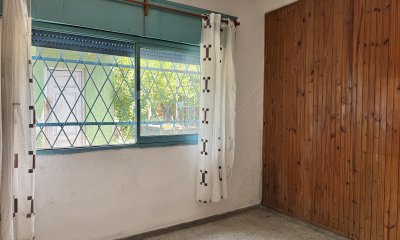 VENTA - CASA PADRON UNICO - DOS AMPLIOS DORMITORIOS - GARAGE - PARQUE CON FRUTALES Y BARBACOA - HIPODROMO