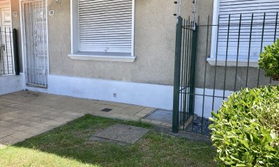 VENTA - CASA DOS DORMITORIOS CON JARDIN Y GARAGE - LAS ACACIAS