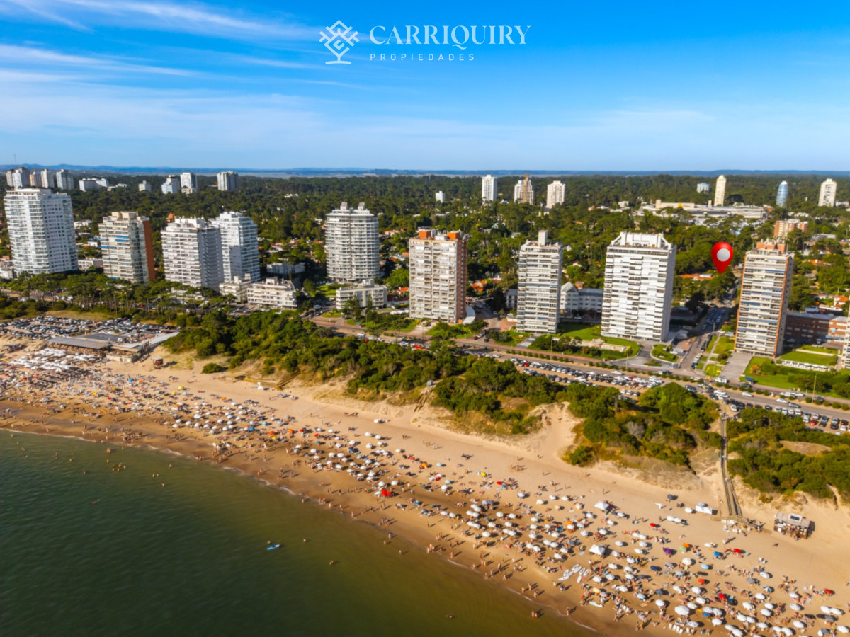Casa ID.10664/Venta-casa-5-dormitorios.-Montoya,-La-barra.- - Residencia clásica con 5 dormitorios y jardín amplio, a metros del mar