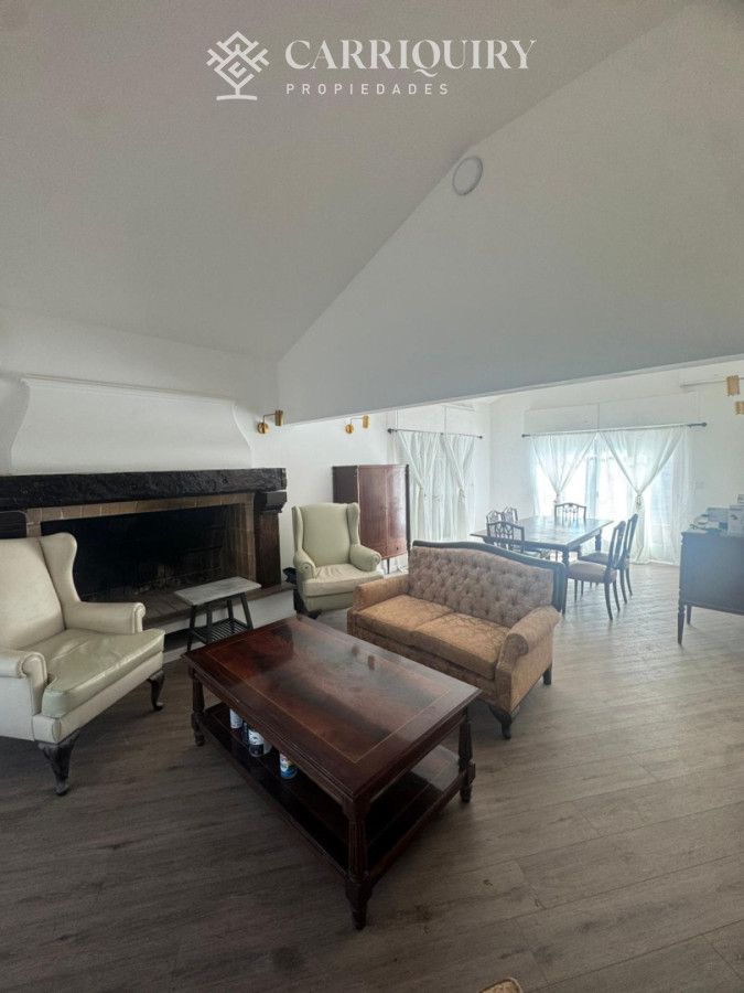 Casa ID.10664/Venta-casa-5-dormitorios.-Montoya,-La-barra.- - Residencia clásica con 5 dormitorios y jardín amplio, a metros del mar