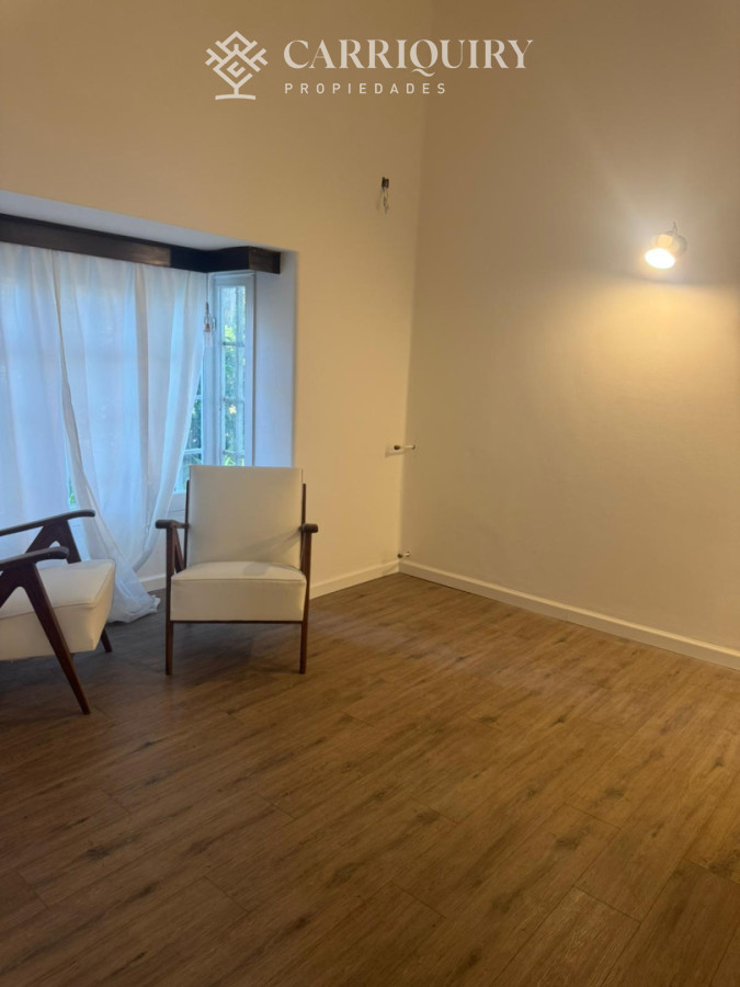 Casa ID.10664/Venta-casa-5-dormitorios.-Montoya,-La-barra.- - Residencia clásica con 5 dormitorios y jardín amplio, a metros del mar
