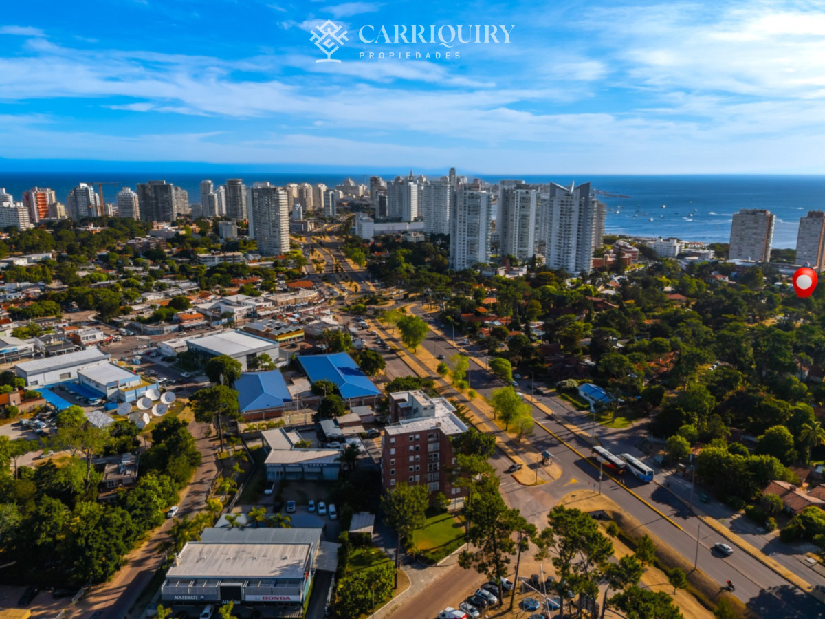 Casa ID.10664/Venta-casa-5-dormitorios.-Montoya,-La-barra.- - Residencia clásica con 5 dormitorios y jardín amplio, a metros del mar