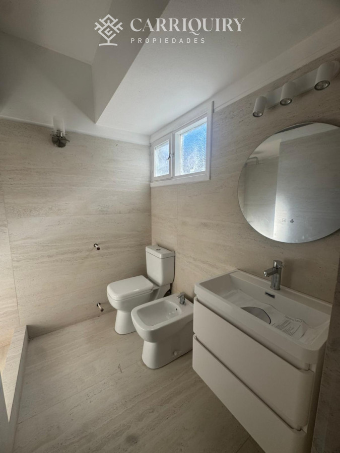 Casa ID.10664/Venta-casa-5-dormitorios.-Montoya,-La-barra.- - Residencia clásica con 5 dormitorios y jardín amplio, a metros del mar