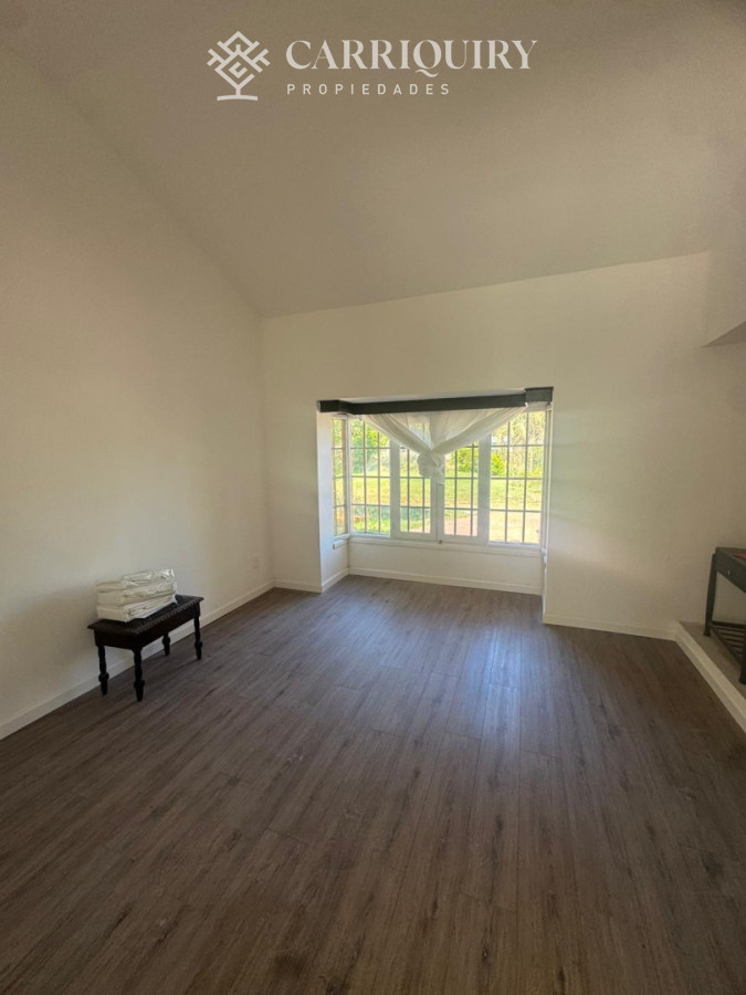 Casa ID.10664/Venta-casa-5-dormitorios.-Montoya,-La-barra.- - Residencia clásica con 5 dormitorios y jardín amplio, a metros del mar
