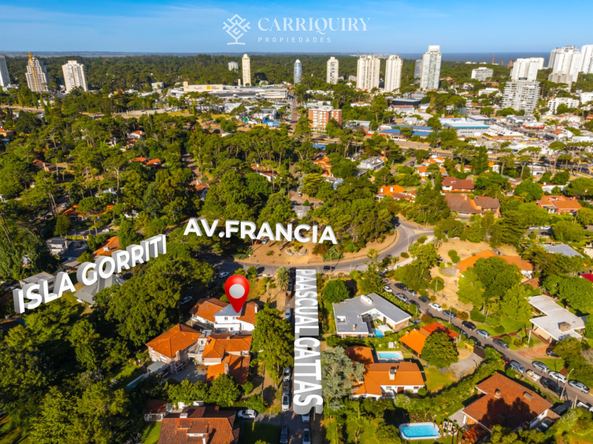 Casa ID.10664/Venta-casa-5-dormitorios.-Montoya,-La-barra.- - Residencia clásica con 5 dormitorios y jardín amplio, a metros del mar
