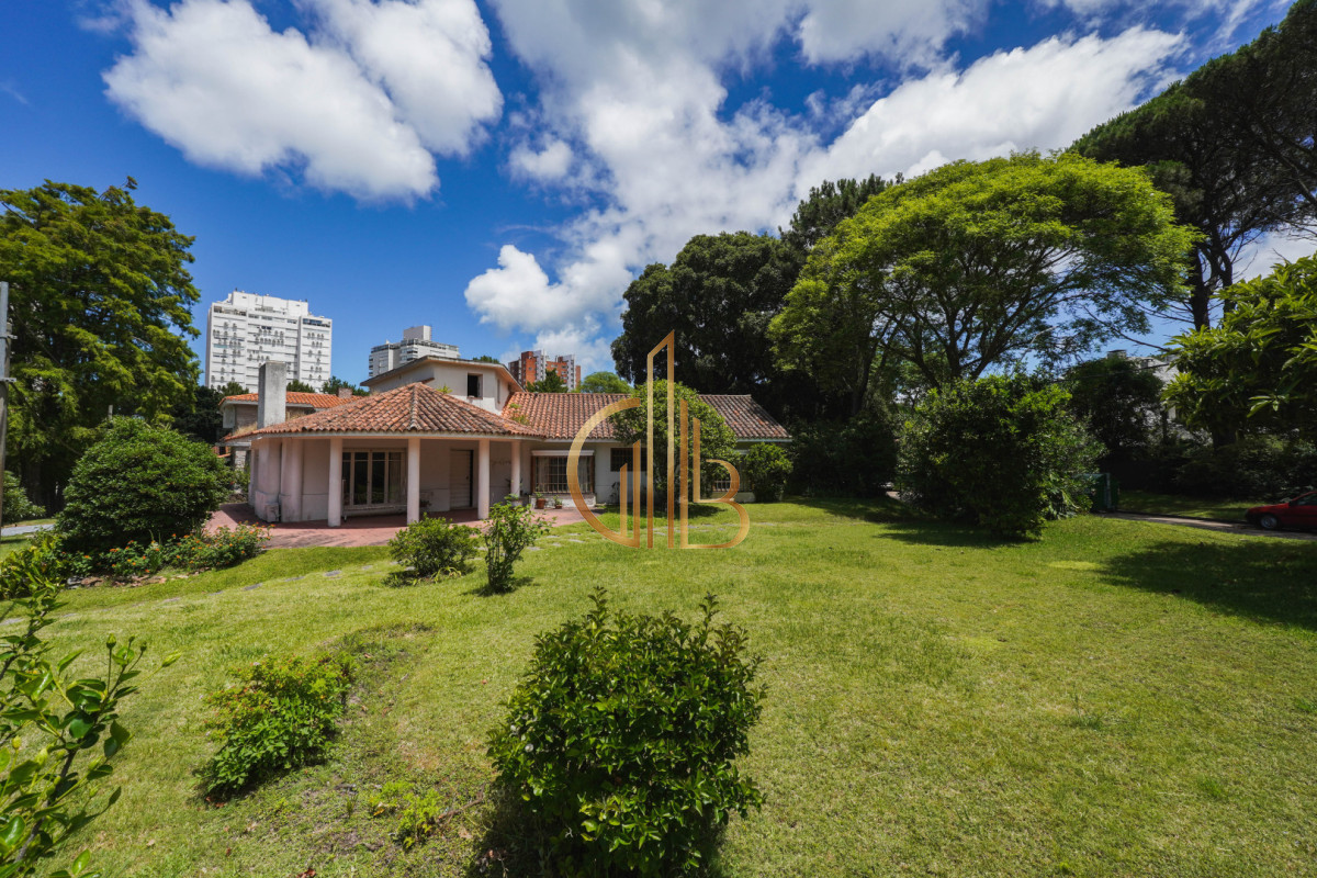 Casa ID.1 - Residencia clásica con 5 dormitorios y jardín amplio, a metros del mar