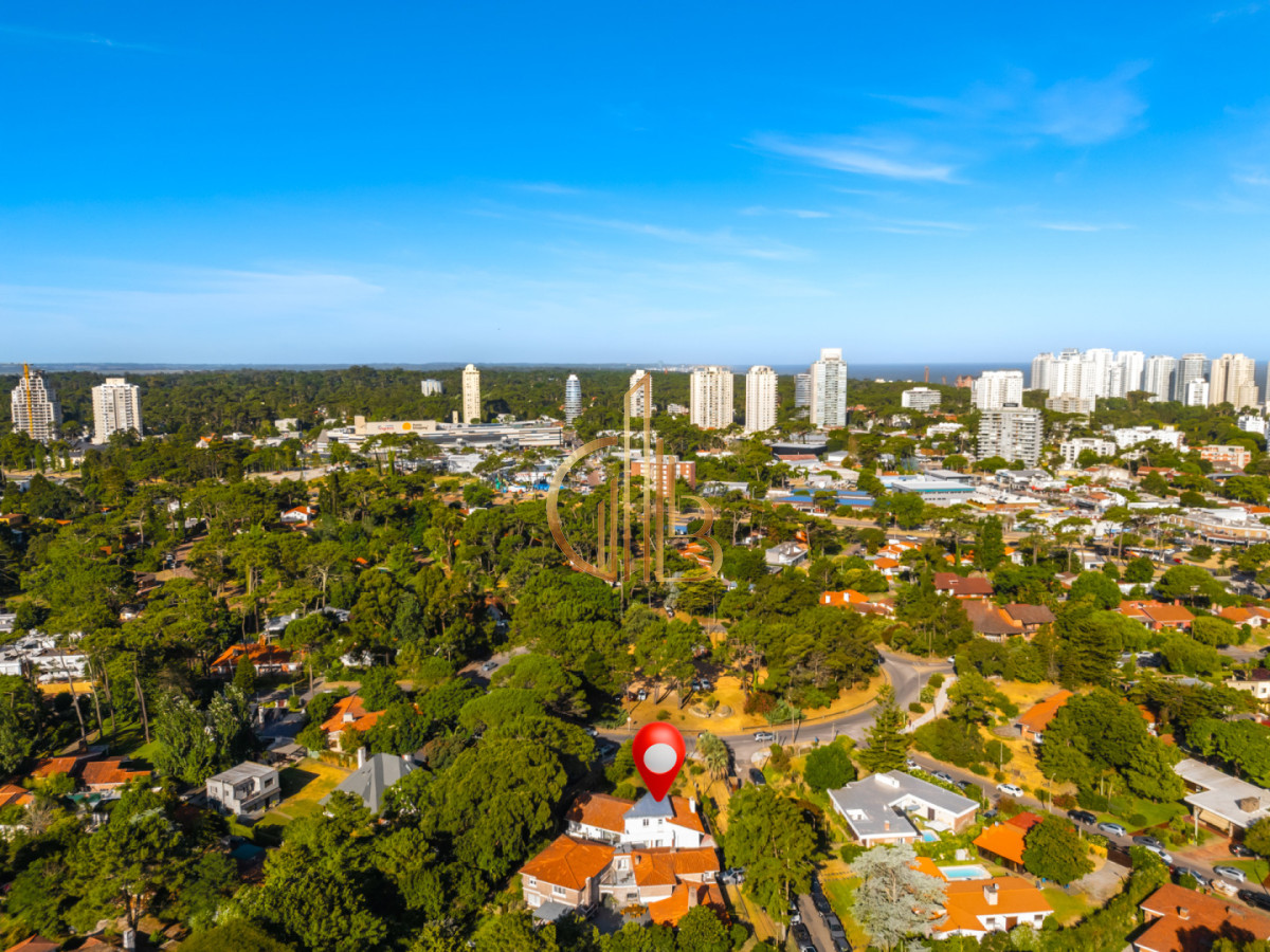 Casa ID.1 - Residencia clásica con 5 dormitorios y jardín amplio, a metros del mar