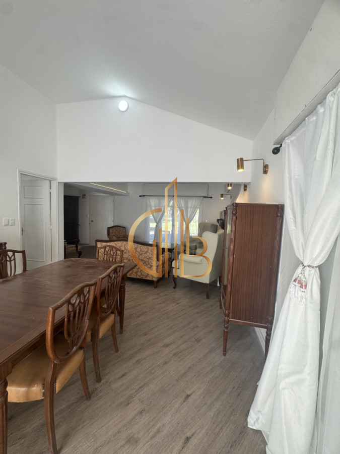 Casa ID.1 - Residencia clásica con 5 dormitorios y jardín amplio, a metros del mar