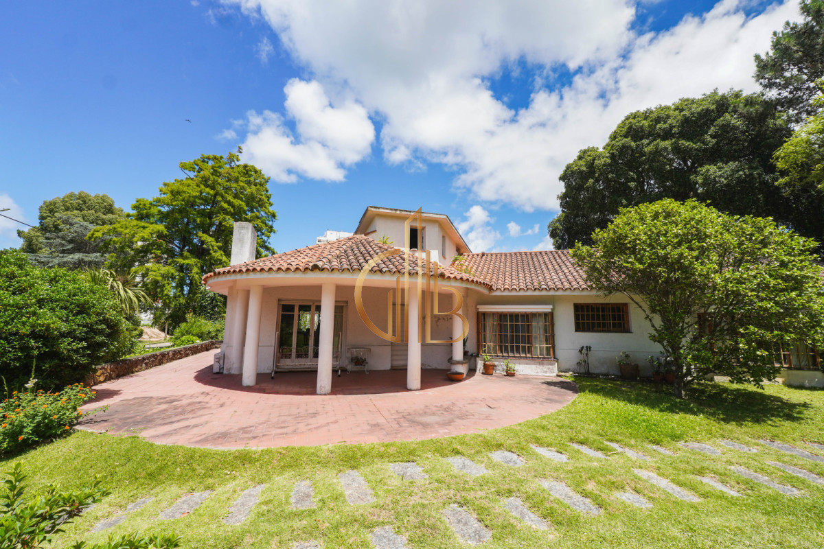 Casa ID.1 - Residencia clásica con 5 dormitorios y jardín amplio, a metros del mar