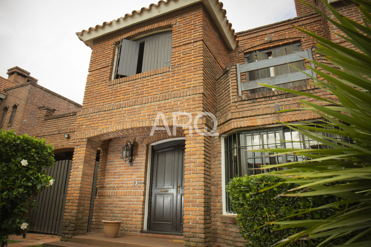 Casa ID.414 - 4 Dormitorios 3 Baños, El pinar Viva el Sueño: La Casa Ideal para su Familia en un Entorno Seguro y Acogedor