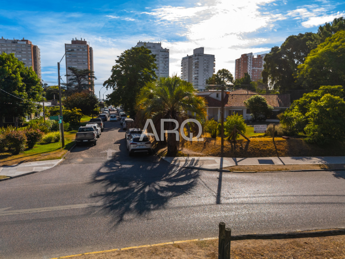 Casa ID.527 - Residencia clásica con 5 dormitorios y jardín amplio, a metros del mar