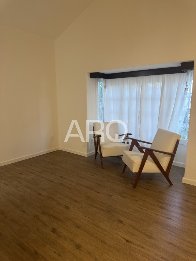 Casa ID.527 - Residencia clásica con 5 dormitorios y jardín amplio, a metros del mar