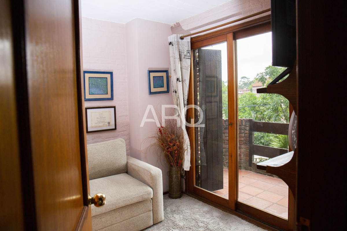 Casa ID.414 - 4 Dormitorios 3 Baños, El pinar Viva el Sueño: La Casa Ideal para su Familia en un Entorno Seguro y Acogedor