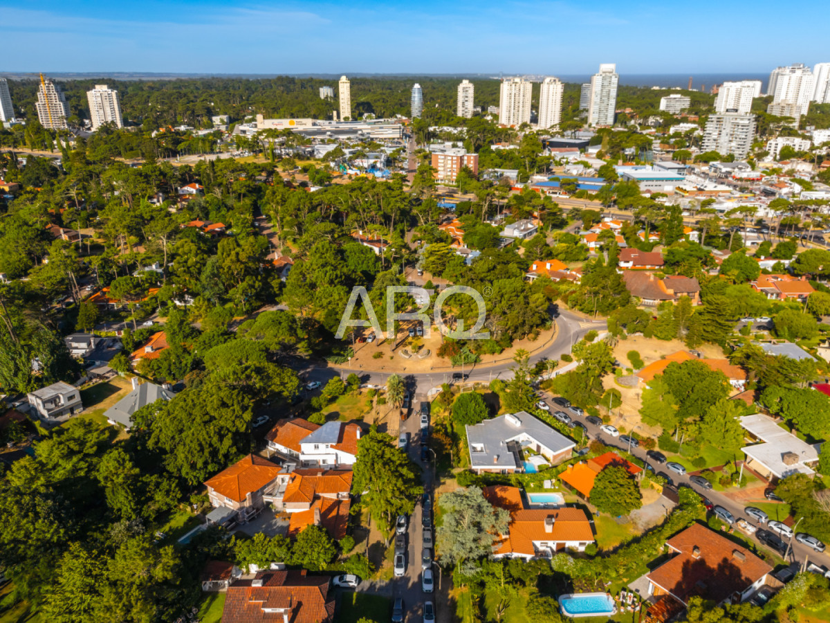 Casa ID.527 - Residencia clásica con 5 dormitorios y jardín amplio, a metros del mar