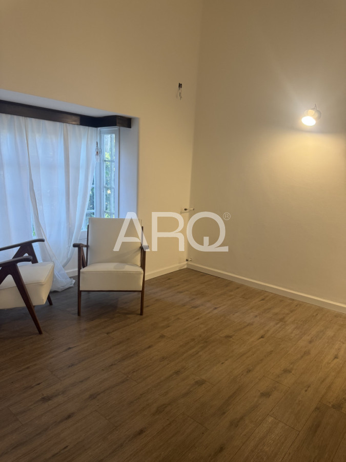 Casa ID.527 - Residencia clásica con 5 dormitorios y jardín amplio, a metros del mar