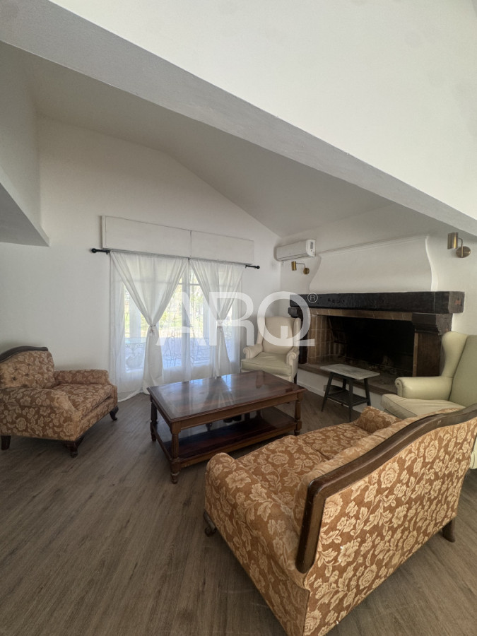 Casa ID.527 - Residencia clásica con 5 dormitorios y jardín amplio, a metros del mar