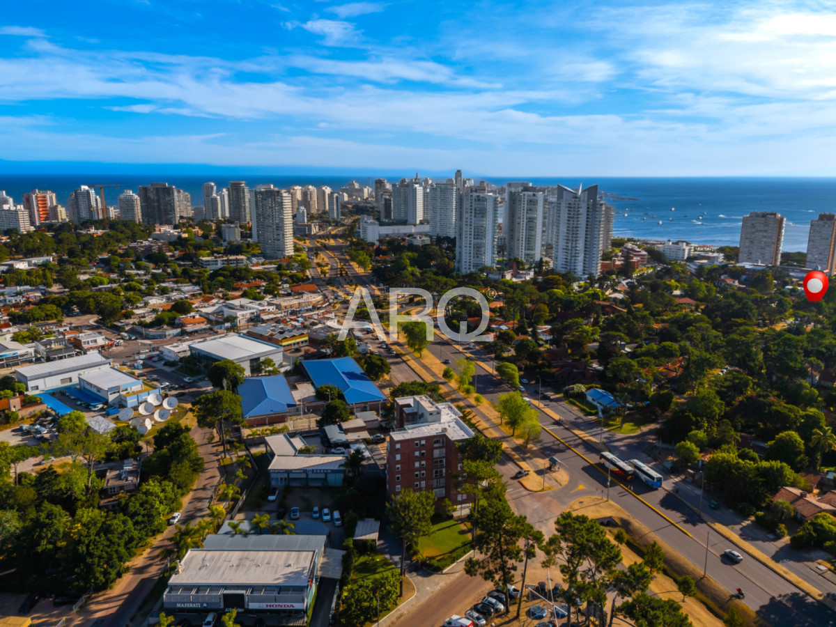 Casa ID.527 - Residencia clásica con 5 dormitorios y jardín amplio, a metros del mar