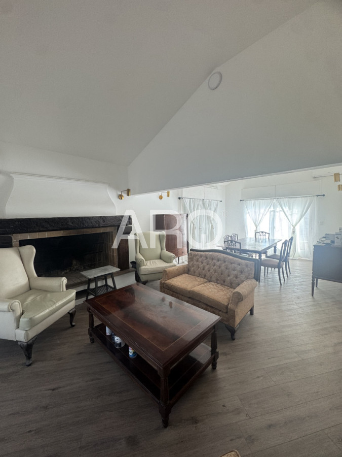 Casa ID.527 - Residencia clásica con 5 dormitorios y jardín amplio, a metros del mar