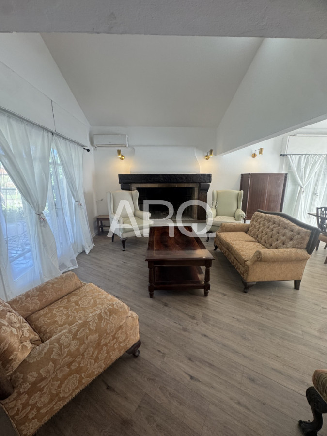 Casa ID.527 - Residencia clásica con 5 dormitorios y jardín amplio, a metros del mar