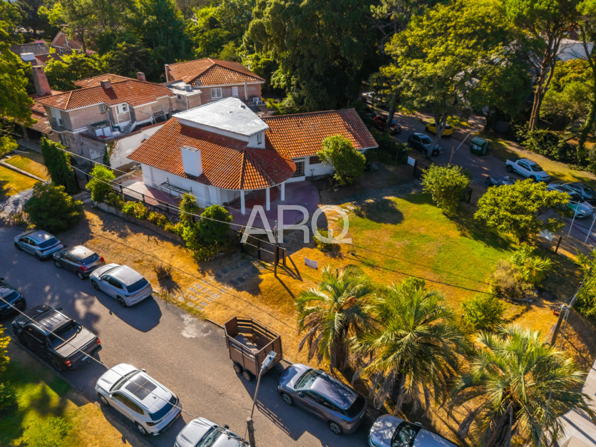 Casa ID.526 - Residencia clásica con 5 dormitorios y jardín amplio, a metros del mar