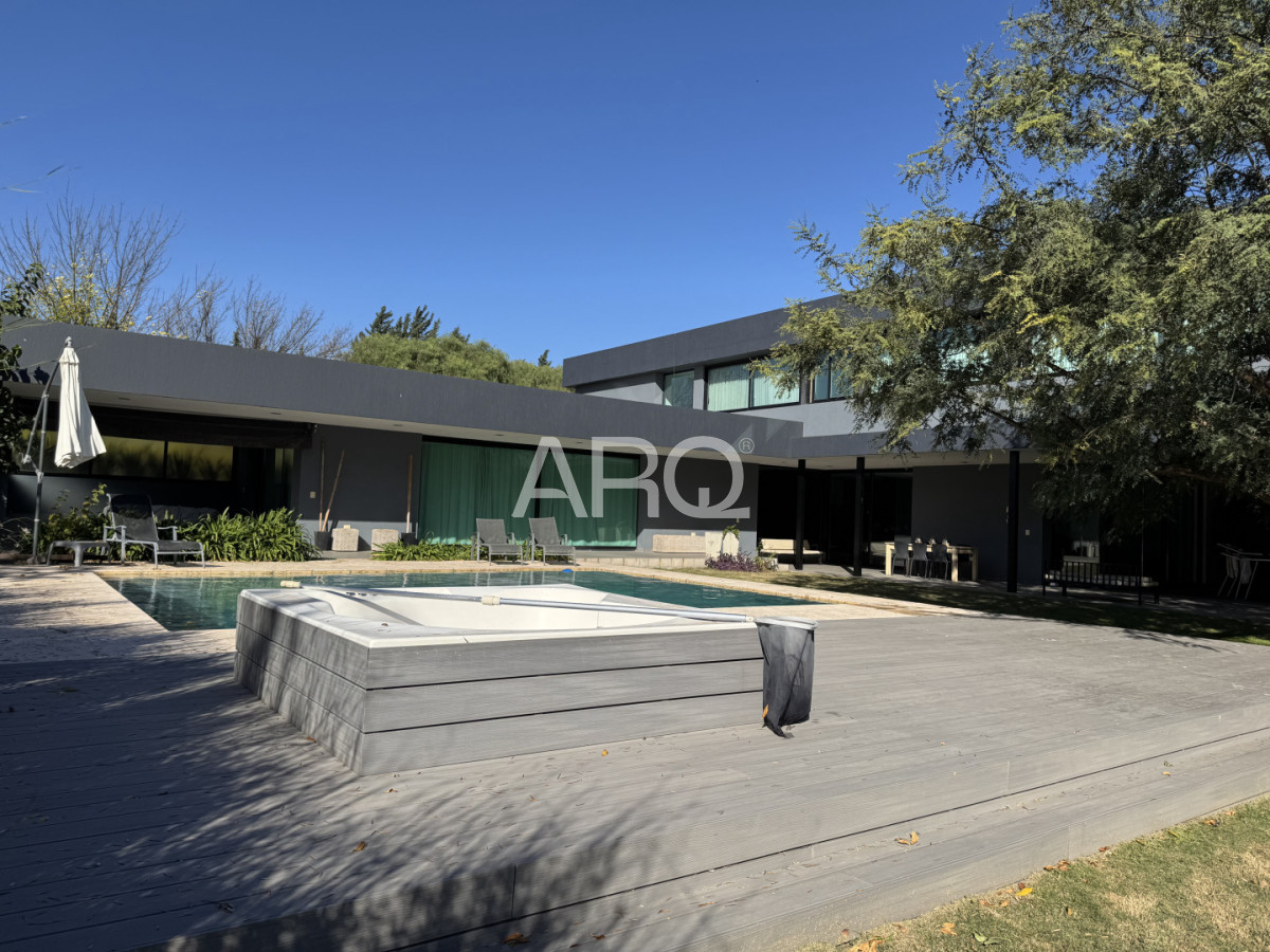Casa ID.617 - Casa de 5 dormitorios y 5 baños en Chacras de la Villa, Villa Allende. Argentina