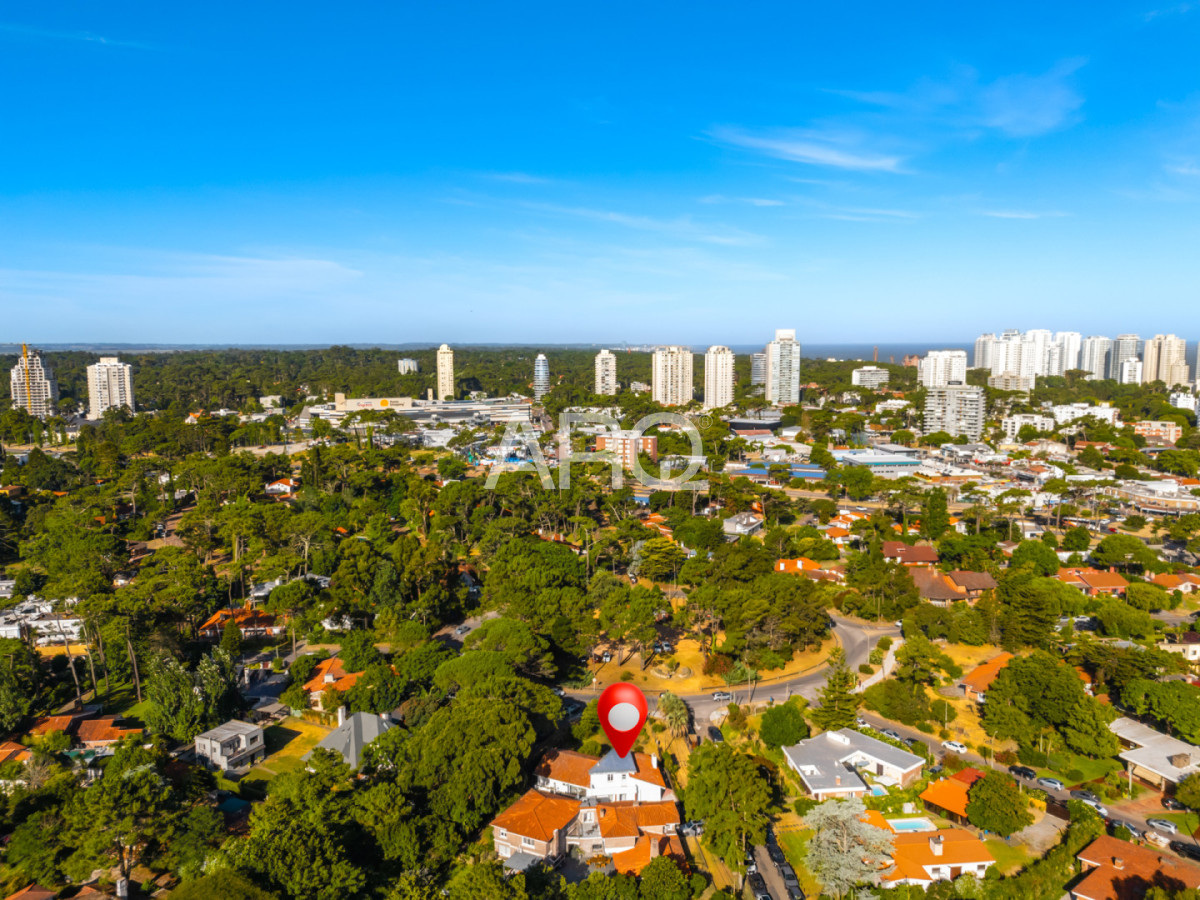 Casa ID.527 - Residencia clásica con 5 dormitorios y jardín amplio, a metros del mar