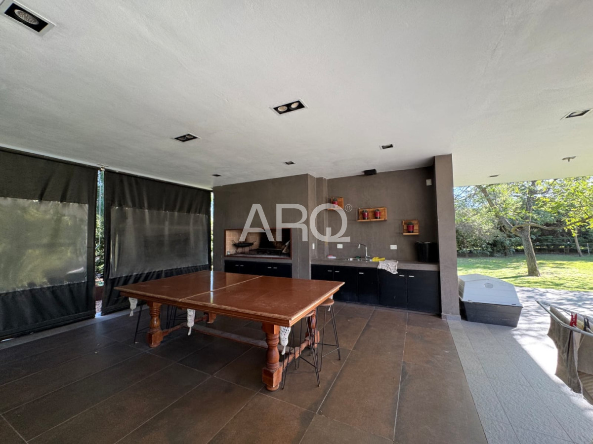 Casa ID.617 - Casa de 5 dormitorios y 5 baños en Chacras de la Villa, Villa Allende. Argentina