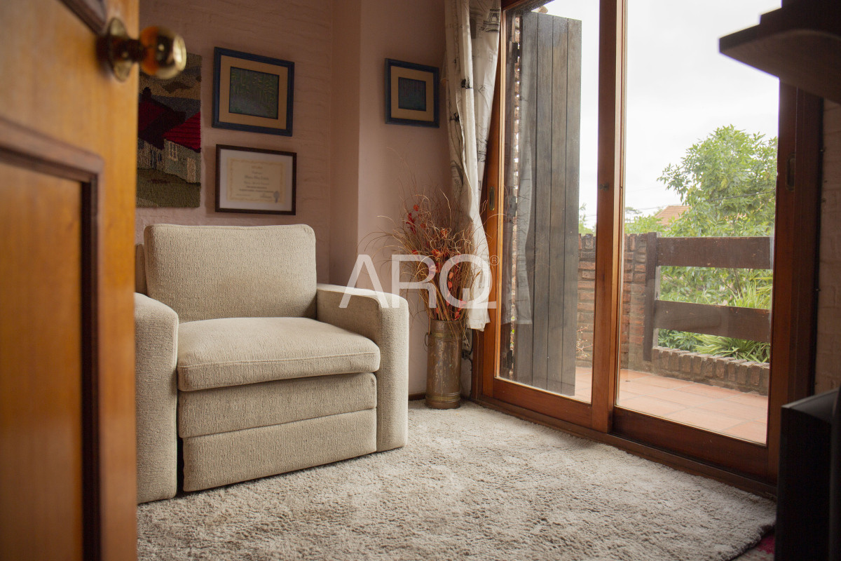 Casa ID.414 - 4 Dormitorios 3 Baños, El pinar Viva el Sueño: La Casa Ideal para su Familia en un Entorno Seguro y Acogedor
