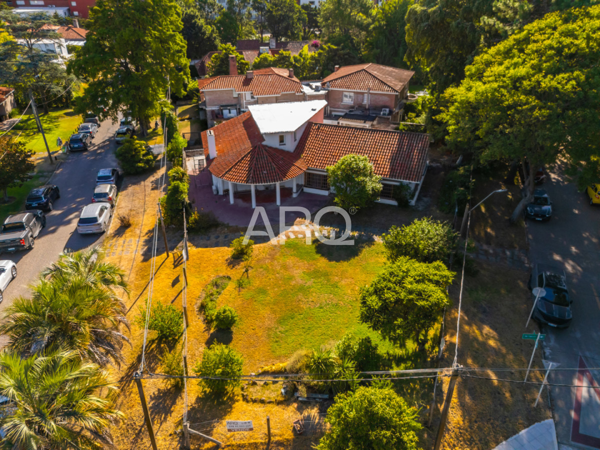 Casa ID.544 - Residencia clásica con 5 dormitorios y jardín amplio, a metros del mar