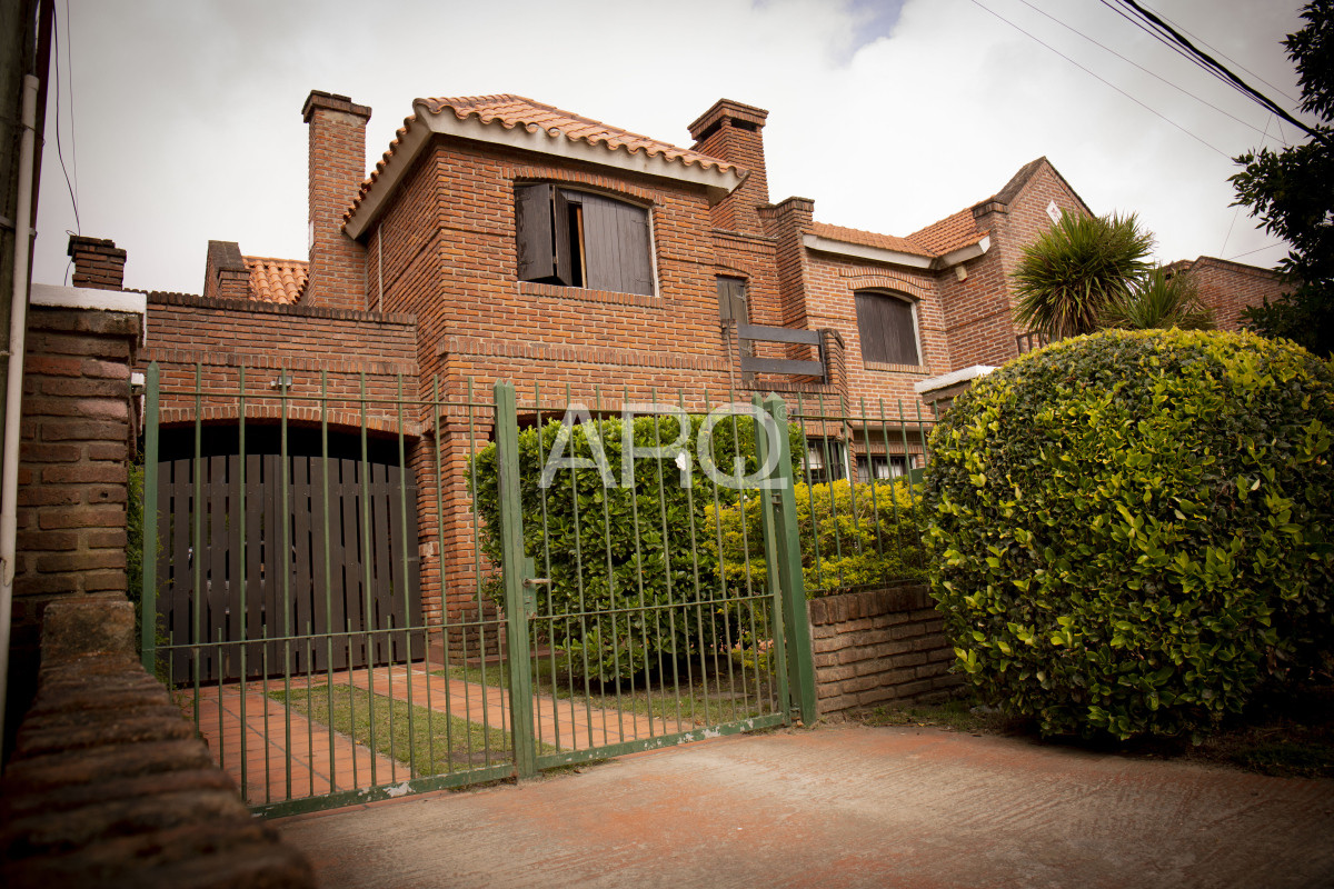 Casa ID.414 - 4 Dormitorios 3 Baños, El pinar Viva el Sueño: La Casa Ideal para su Familia en un Entorno Seguro y Acogedor