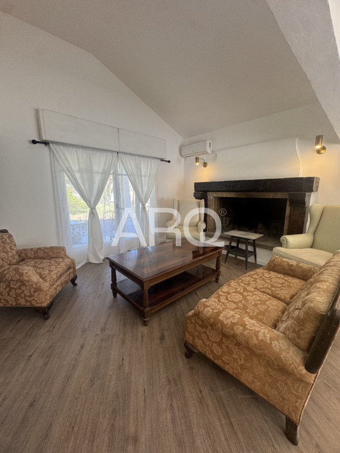 Casa ID.527 - Residencia clásica con 5 dormitorios y jardín amplio, a metros del mar