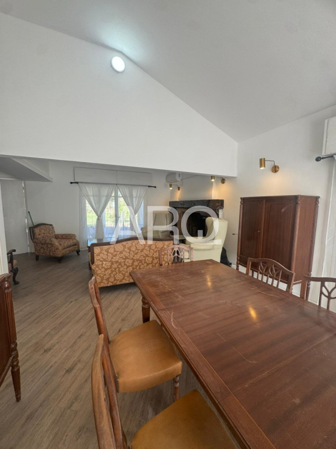 Casa ID.698 - Residencia clásica con 5 dormitorios y jardín amplio, a metros del mar