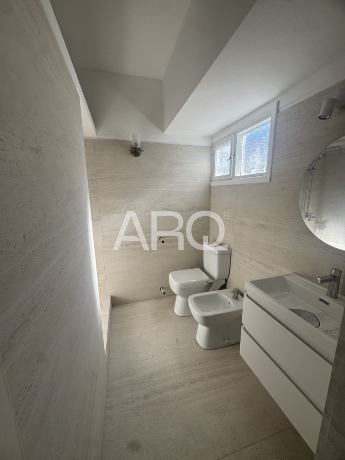 Casa ID.527 - Residencia clásica con 5 dormitorios y jardín amplio, a metros del mar