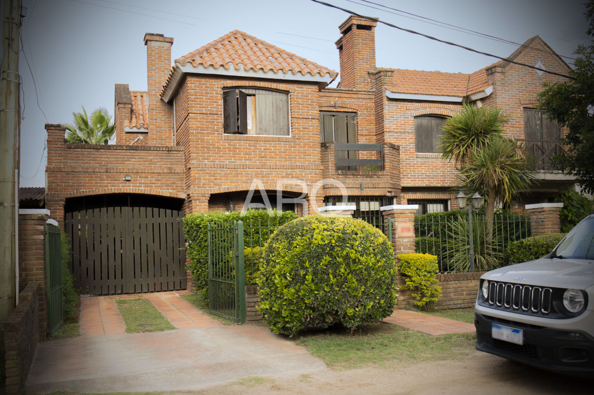 Casa ID.414 - 4 Dormitorios 3 Baños, El pinar Viva el Sueño: La Casa Ideal para su Familia en un Entorno Seguro y Acogedor