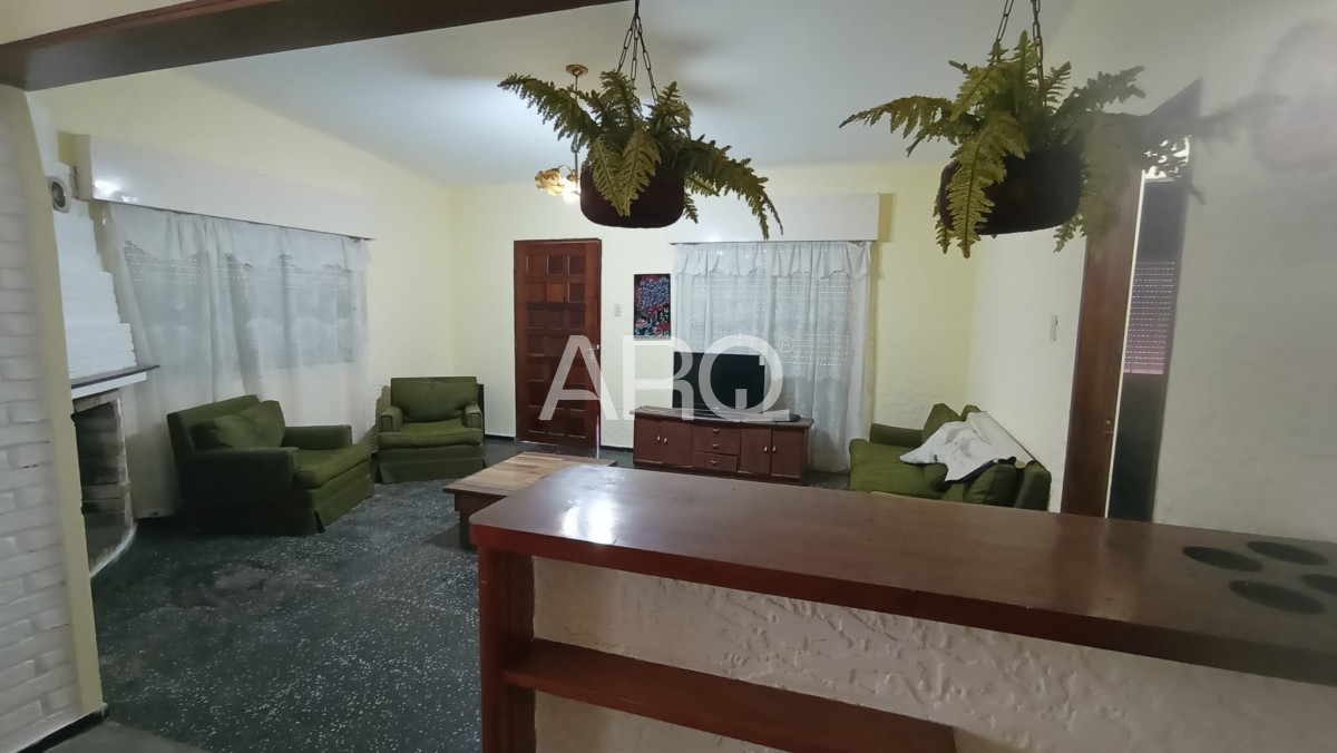 Casa ID.409 - Casa Tradicional en Piriápolis: Amplia, Cálida y Bien Ubicada