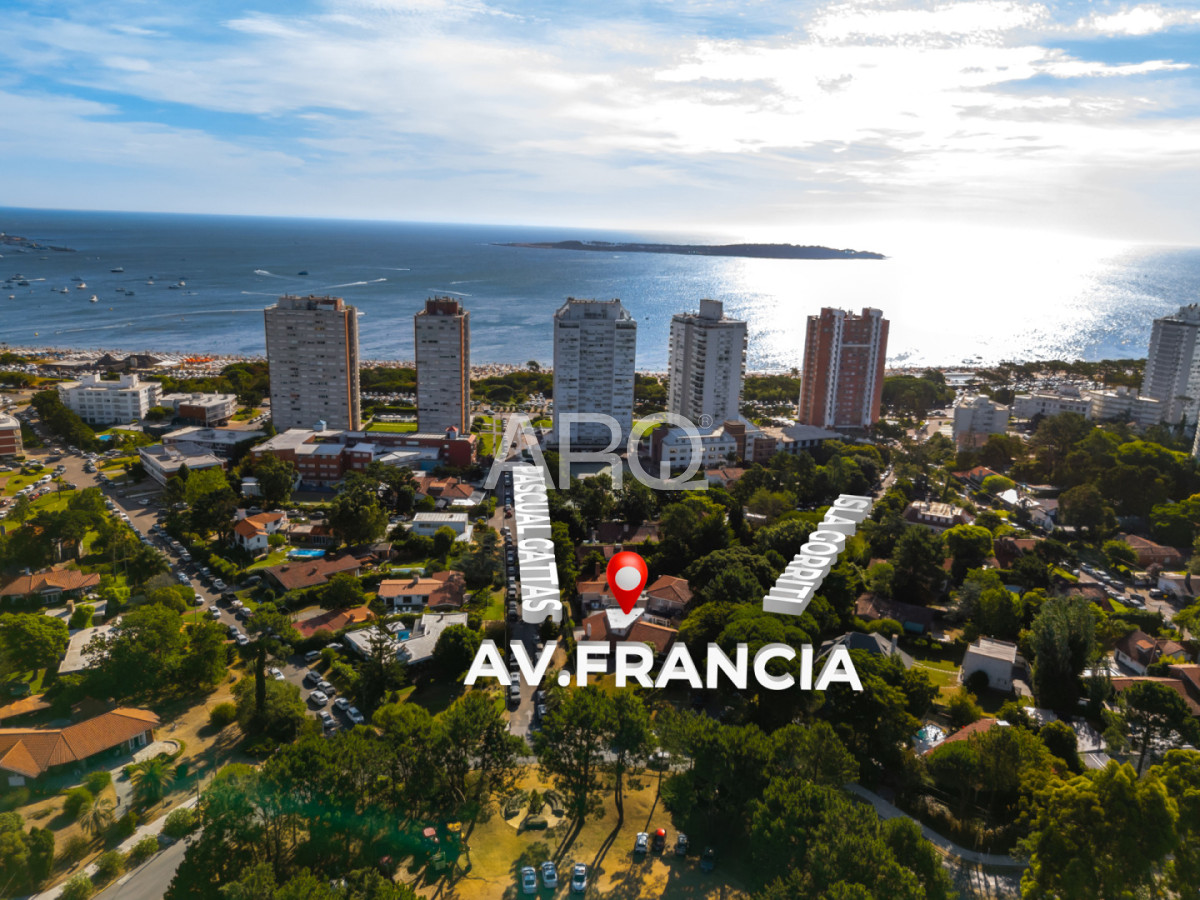 Casa ID.527 - Residencia clásica con 5 dormitorios y jardín amplio, a metros del mar