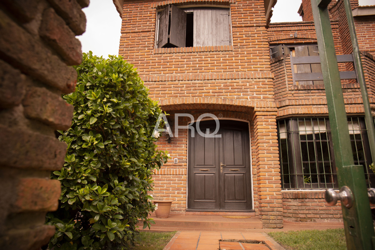 Casa ID.414 - 4 Dormitorios 3 Baños, El pinar Viva el Sueño: La Casa Ideal para su Familia en un Entorno Seguro y Acogedor
